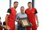 Bernarte entregó reconocimiento al equipo de básquet del Club San Isidro por su triunfo en el Torneo Apertura de la Liga Argentina
