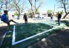La Plaza Primero de Mayo ya cuenta con baños públicos y una cancha de fútbol tenis