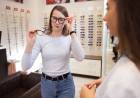 Municipio recuerda que solo ópticas habilitadas pueden vender anteojos pregraduados y para sol en San Francisco
