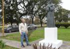 Las esculturas de Plaza Vélez Sarsfield recuperan su color original como parte de su restauración