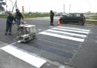 El municipio aplica pintura termoplástica para mejorar la resistencia de la señalización vial