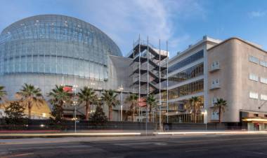 Remeras, sillas y objetos inspirados en El mago de Oz o el mundo del animé, en un nuevo museo