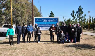 En su día quedó inaugurada la Plaza Los Abuelos