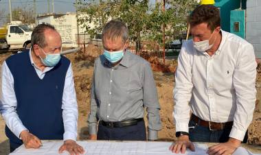 Schiaretti y García Aresca recorrieron la obra de cloacas en Bº La Milka