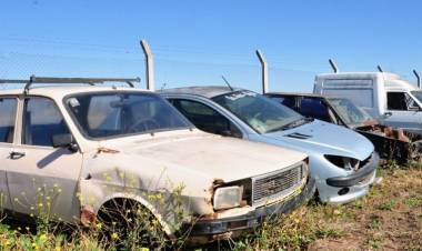 Para contribuir a la descontaminación el municipio compactará más de 450 vehículos inutilizables