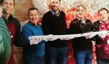 En Oncativo elaboraron un salame récord de 151,70 metros de largo