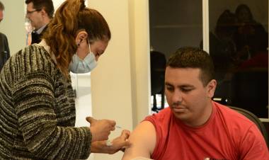 A través de un vacunatorio en el Parque Industrial el municipio busca completar el esquema de vecinos