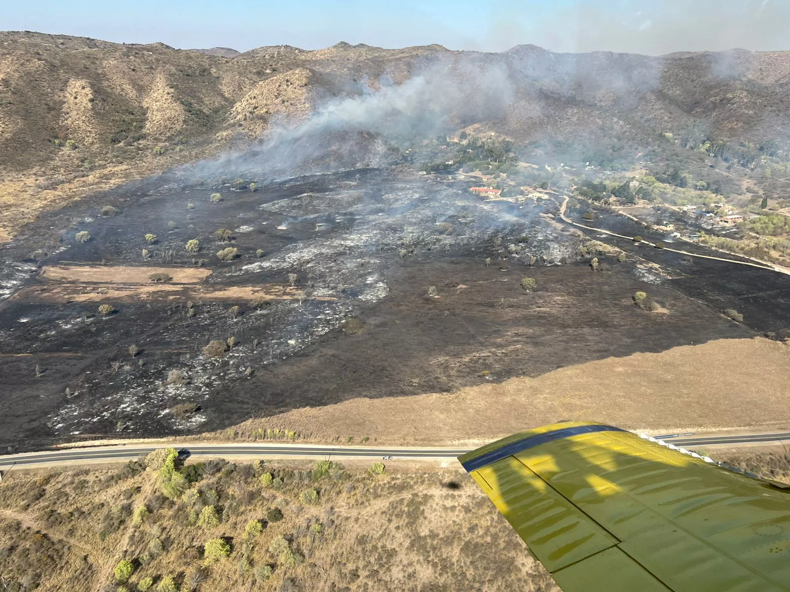 Bomberos combaten tres incendios forestales activos en la provincia