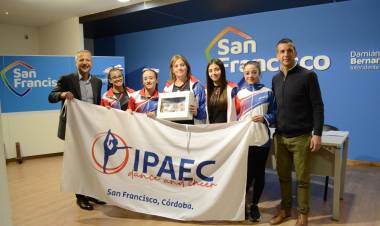 Deportistas de la ciudad recibieron la bandera de San Francisco