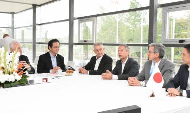 El embajador de Japón visitó una de las plantas de Akron y Kubota en el Parque Industrial 