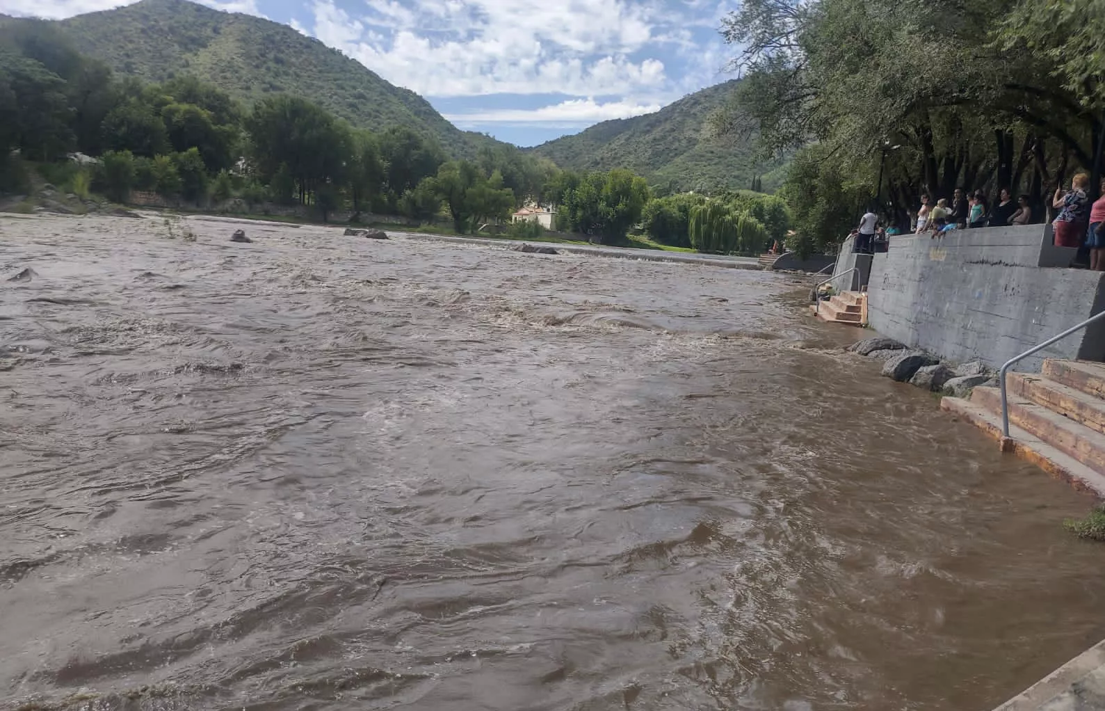 Tras las lluvias, ingresó una creciente de 2 metros en el río San Antonio
