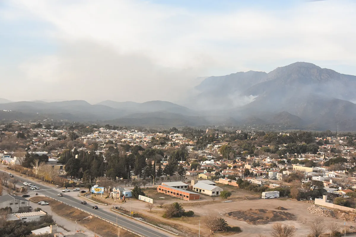 Cerro Uritorco: sólo quedan activas las llamas en la ladera noreste