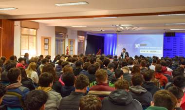 Con unas 300 personas inscriptas, comenzó el Seminario Universitario en UTN San Francisco