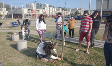 Personal municipal brindó una charla sobre el cuidado de forestación en el Loteo Procrear