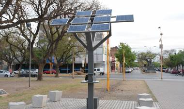 Se inauguró un “árbol solar” en el Centro Cívico