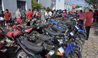 El municipio llevó a cabo un nuevo remate de motos y autos