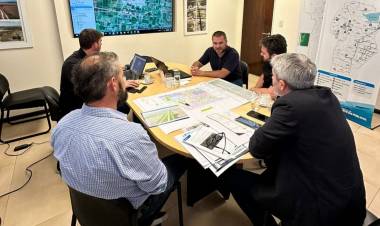 Equipos técnicos de la ciudad y la provincia intervienen los canales de desagües del Colector Sur
