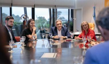 Llaryora recibió a la Comisión de la Memoria