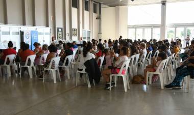 Bernarte entregó kits de útiles escolares y zapatillas para niños y niñas de la ciudad