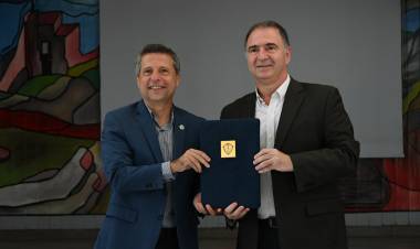 Se concretó la firma del contrato para la ampliación de la escuela J.B Iturraspe