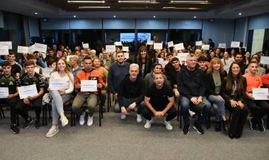 Se entregaron las Becas a los beneficiarios de apoyo a deportistas 2024