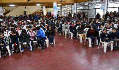 Bernarte participó en el acto por el Día de la Independencia en la escuela Rafael Núñez