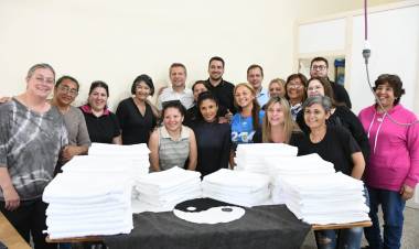 El Taller Municipal de Costura entregó una donación de toallas y toallones para el Hospital