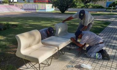 Se reemplazaron bancos deteriorados en un sector del Centro Cívico