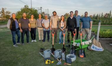 La Provincia entregó árboles nativos y herramientas en el sur de Córdoba