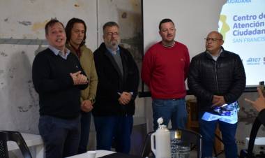 Municipio capacita a adultos mayores sobre programas digitales municipales