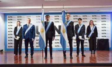 Se realizó el acto de Cambio de Bandera en la UTN por primera vez, dos estudiantes portan el emblema nacional