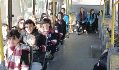 El municipio promueve la participación con traslados gratuitos a espacios educativos y culturales