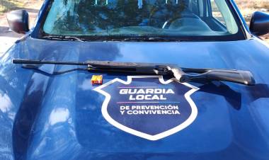 Dos hombres detenidos por realizar disparos con un rifle aire comprimido en la vía pública