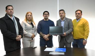 El municipio entregó una notebook a la División de investigaciones de la Policía de Córdoba