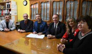 La municipalidad y el gobierno de la provincia firmaron un convenio para la construcción de 3 aulas en la IPET 50