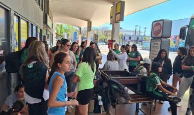 Tras gestiones municipales 250 jugadores de clubes hockey de San Francisco participan de la reapertura del renovado estadio en el Kempes