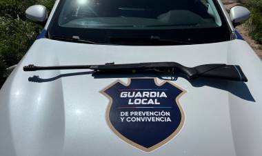Guardia Local intervino cuando observó a dos jóvenes cazando con un rifle en la vía pública