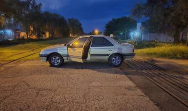 Un conductor alcoholizado fue encontrado durmiendo en un auto sobre las vías del ferrocarril