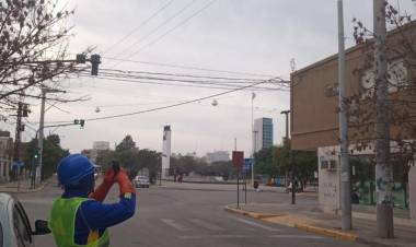 En San Francisco se relevan postes y subestaciones para identificar posibles fallas y riesgos en la infraestructura del servicio eléctrico