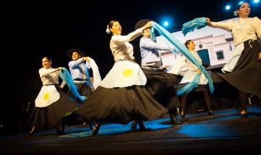 “Navidad nuestra: Fe, danza y folklore argentino se unen en una emotiva puesta n escena en la Feria de Mujeres Emprendedoras”