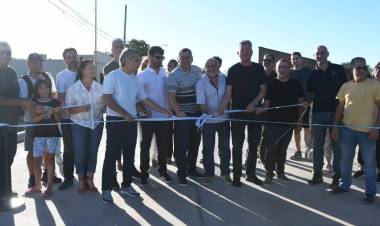 Bernarte inauguró obra de pavimentación en barrio Cottolengo  