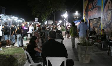 Segunda noche del Paseo de Colores en el renovado Pasaje de Cornaglia