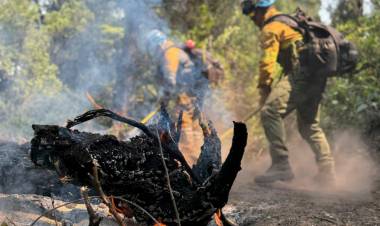 La segunda delegación de bomberos cordobeses que viajó a Chubut ya combate los incendios que afectan a la provincia patagónica