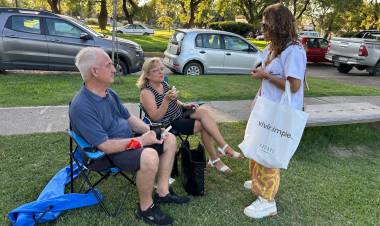 Lucha contra el dengue: La Secretaría de Salud distribuyó repelente contra mosquitos en el centro de la ciudad
