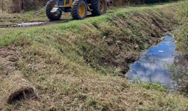 Detallan las tareas de mantenimiento permanente en canales de desagües pluviales de la ciudad