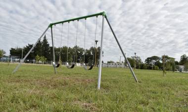 El pedido de una niña que el municipio hizo realidad: la plaza “Iglesias Evangélicas” cuenta con nuevos juegos