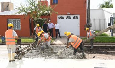 Comenzó la pavimentación del casco histórico de barrio Parque