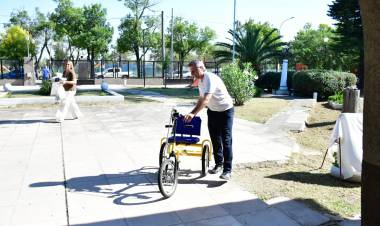 El municipio entregó una bicicleta adaptada al Hogar de ancianos Enrique J. Carrá