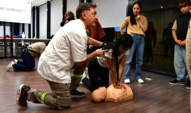 Capacitación en RCP y uso del DEA llega a barrio Roque Sáenz Peña