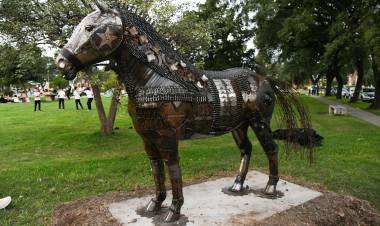 “Arte Central”: Una nueva intervención llegó a la Plaza Vélez Sarsfield